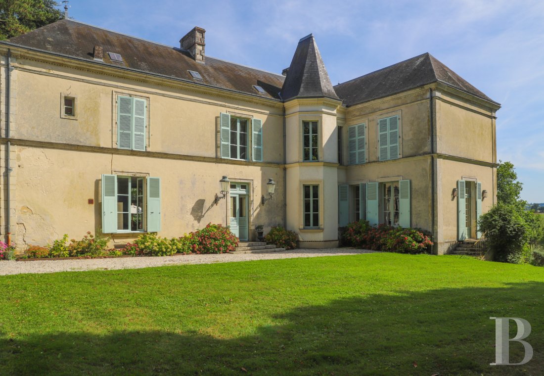 Dans le Perche, au nord-est de Bellême, une maison des 18e et 19e siècle au milieu de grands arbres  - photo  n°6
